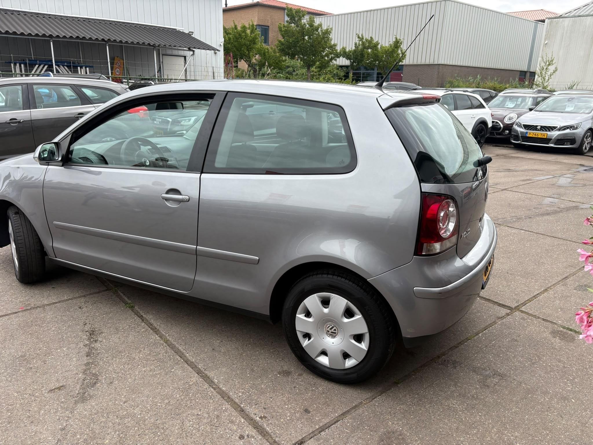 Volkswagen Polo 1.4-16V Optive Airco, radio, Voorwielaandrijving, Stof, Gebruikt, Zwart