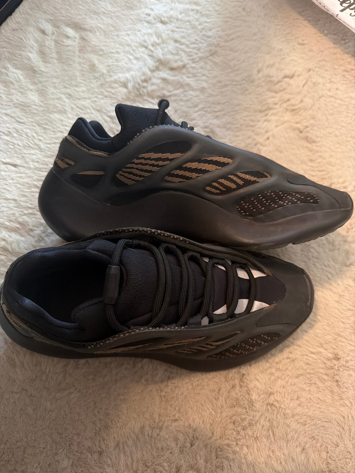 Adidas Yeezy 700 Dark Glow - Maat 42 (valt als 40), Ophalen of Verzenden, Zo goed als nieuw, Zwart, Sneakers of Gympen