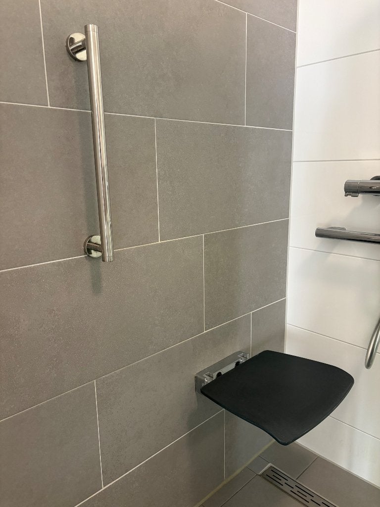 Opklapbaar douchestoel, Huis en Inrichting, Badkamer | Badkamermeubels, Ophalen, Overige typen, Nieuw, 50 tot 100 cm