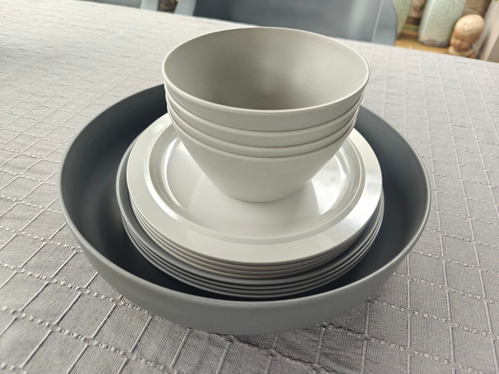 Kampeerservies 2x 4 borden, 4 kommen, 1 schaal - Grijs, Caravans en Kamperen, Kampeeraccessoires, Ophalen of Verzenden, Zo goed als nieuw