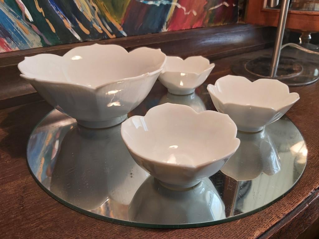 Lotus schaaltjes: Porselein, 16x8 en 8x5 hoog, Ophalen of Verzenden