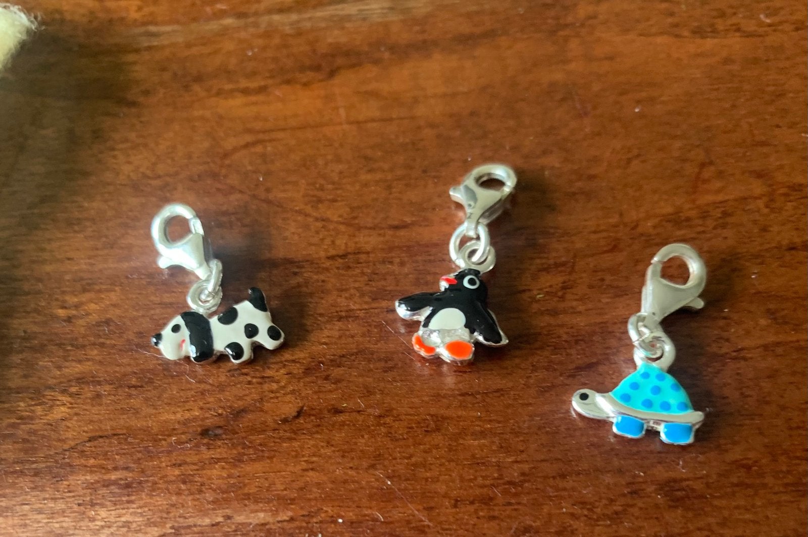 Zilver/emaille hangertjes, schildpad, pinguïn, of hondje, Overige merken, Ophalen of Verzenden, Zo goed als nieuw, 4 bedels of meer