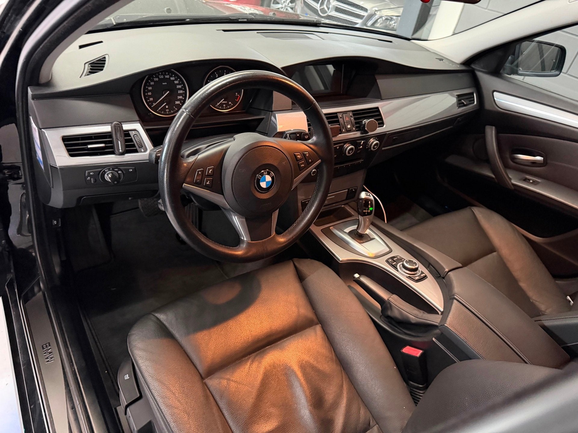 BMW 5-serie 520i Corporate Lease Business Line Edition I|Car, Auto's, BMW, Automaat, Achterwielaandrijving, Zwart, 4 cilinders