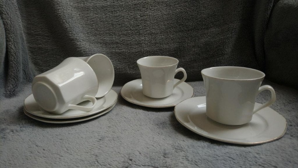 Keuken: servies – 4x wit kop en schotel, gouden randje, Huis en Inrichting, Ophalen of Verzenden, Porselein, Overige stijlen, Kop(pen) en/of Schotel(s)