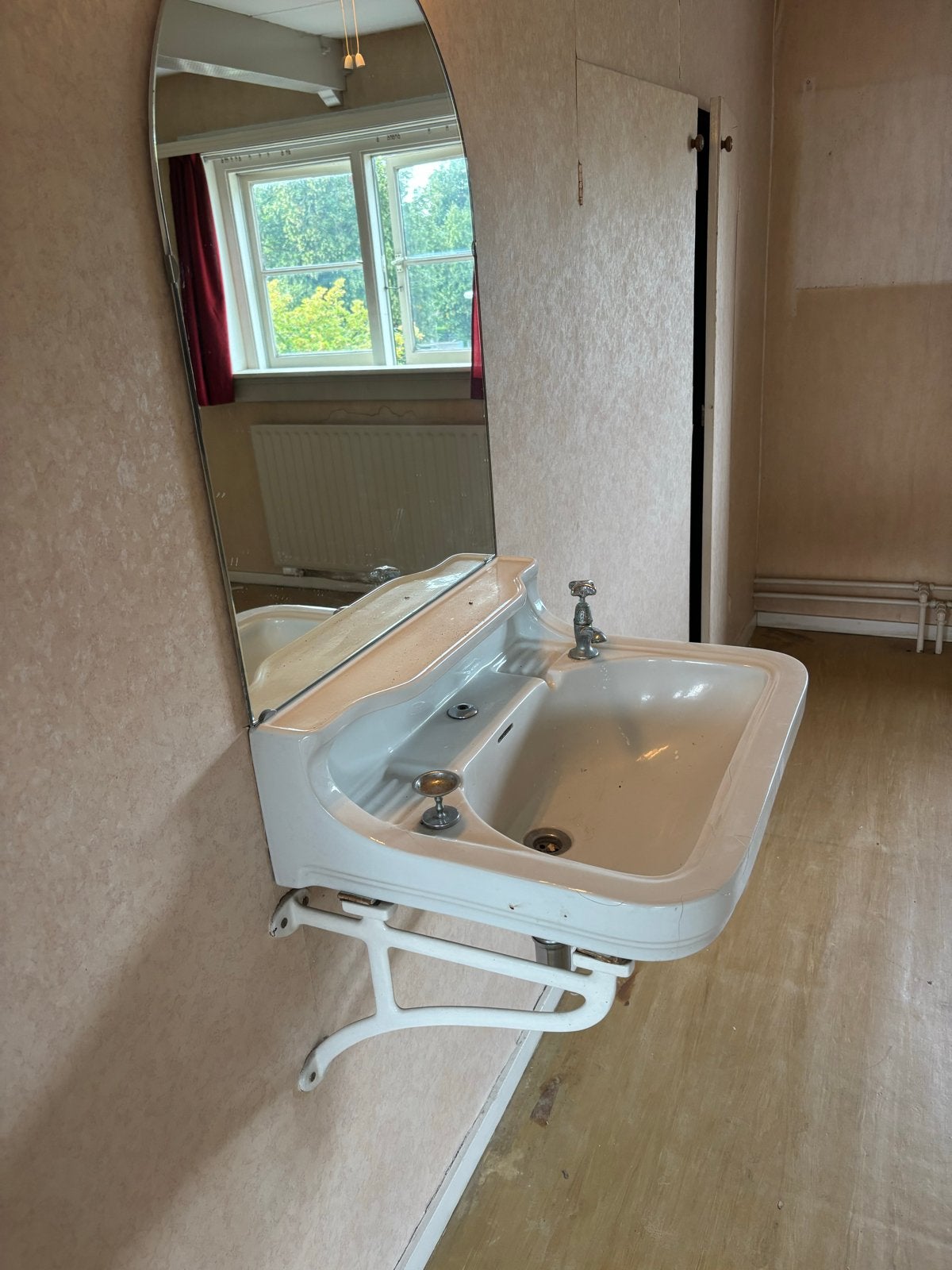 Ouderwetse wasbak met spiegel en kraan, Doe-het-zelf en Verbouw, Sanitair, Ophalen of Verzenden, Gebruikt, Wastafel