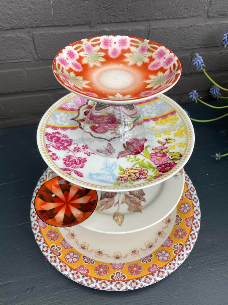 Handgemaakte etagere van vintage servies, Ophalen, Zo goed als nieuw