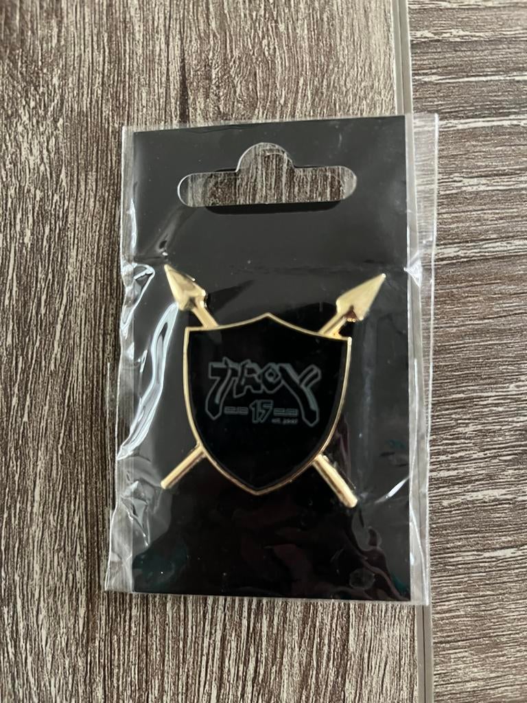 Toverland Pin Troy 15 Jaar - Nieuw in Verpakking, Verzamelen, Speldjes, Pins en Buttons, Ophalen of Verzenden, Overige onderwerpen