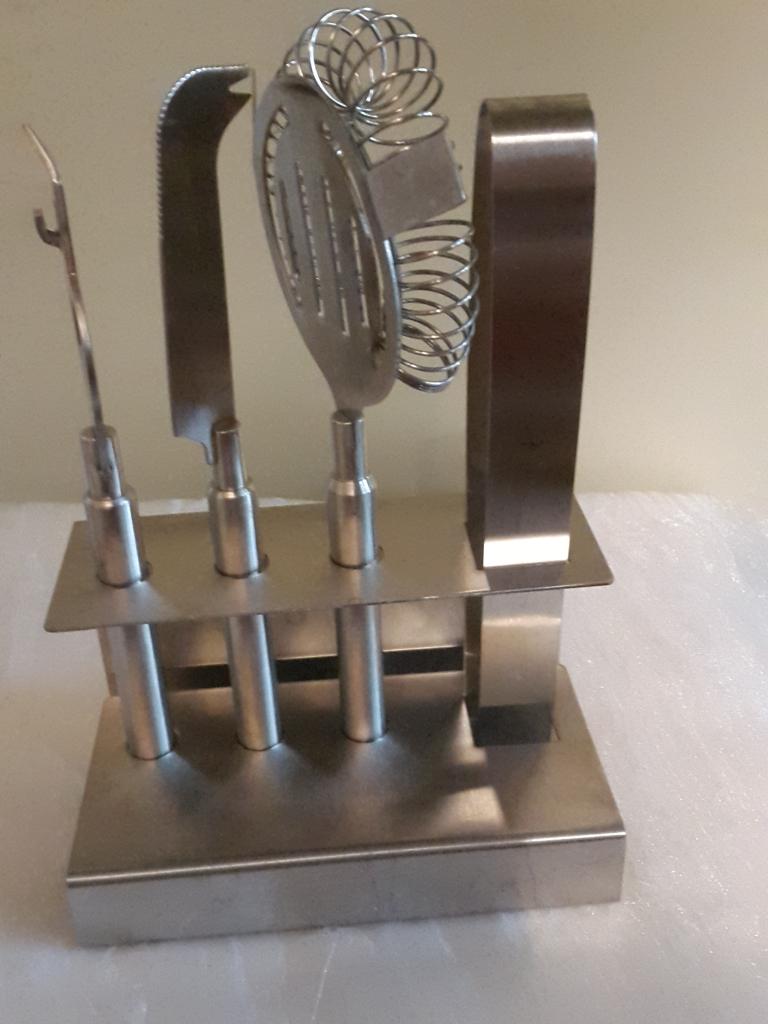 Design Rvs keukensetje, mesje, opener, klopper en griptang, Overige typen, Verzenden, Zo goed als nieuw, Metaal