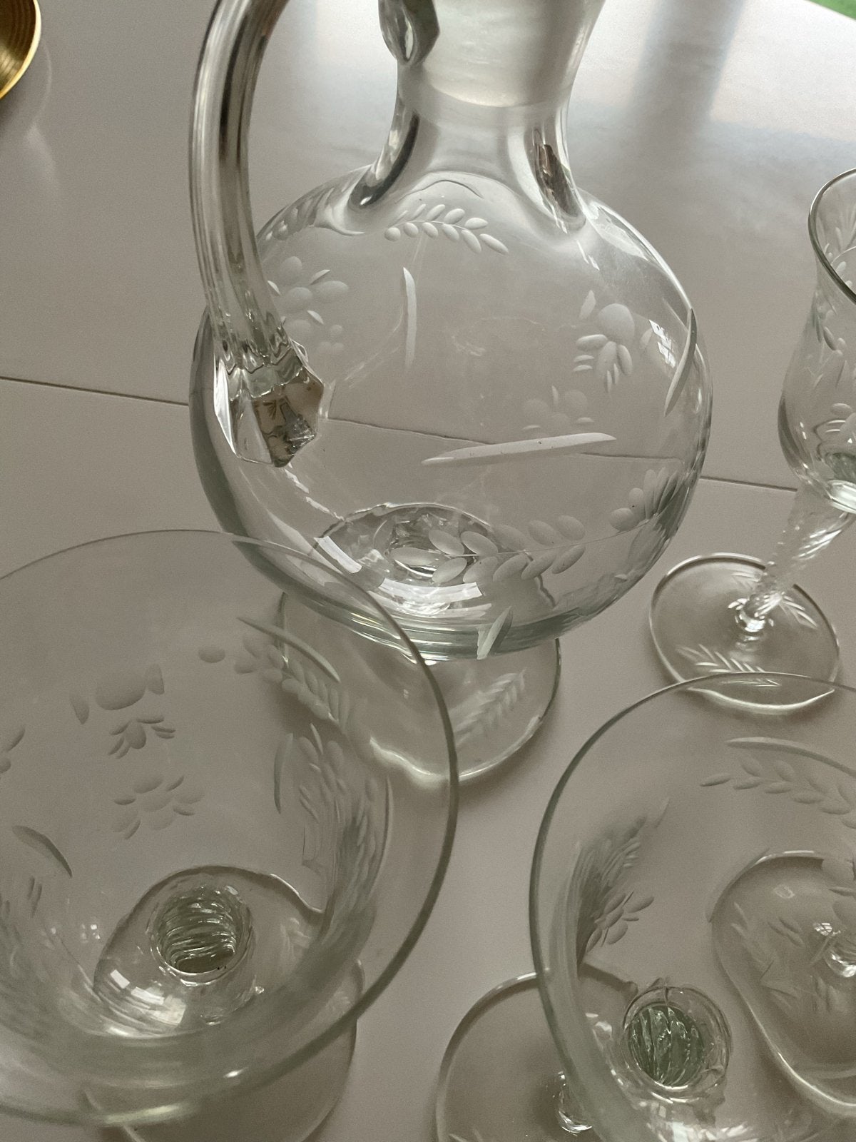 Vintage karaf met 4 glazen - gegraveerd bloemenpatroon, Ophalen of Verzenden