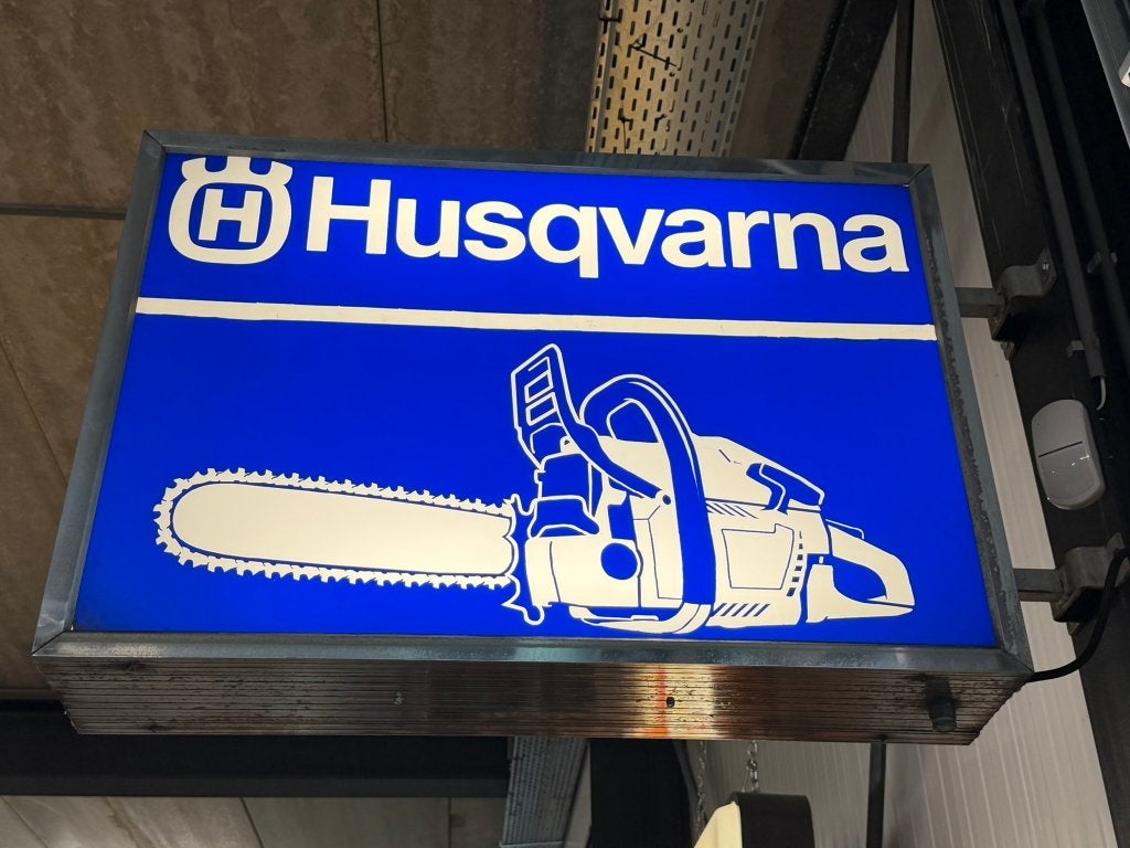 Husqvarna lichtbak reclame dubbelzijdig chroom kettingzaag, Ophalen, Husqystraat, Lichtbak of (neon) lamp, Info@husq