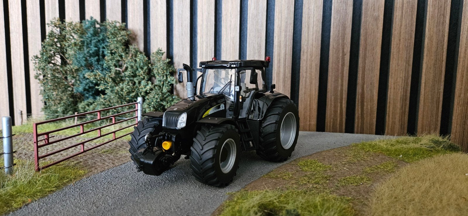 Verbouwde New Holland T7550 Black Edition 1:32, Hobby en Vrije tijd, Modelauto's | 1:32, Ophalen of Verzenden, Nieuw, Overige typen