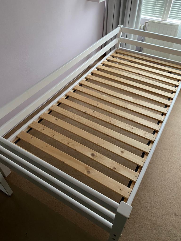 Bed voor kinderkamer wit zgan met evt matras 125 euro, Minder dan 25 mm, Ophalen of Verzenden, Zo goed als nieuw, Pallet