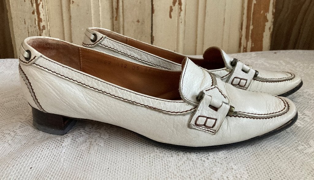 Maat: 36,5 / Witte schoenen met bruin stiksel en lage hak, Schoenen met lage hakken, Wit, Voltan, Ophalen of Verzenden