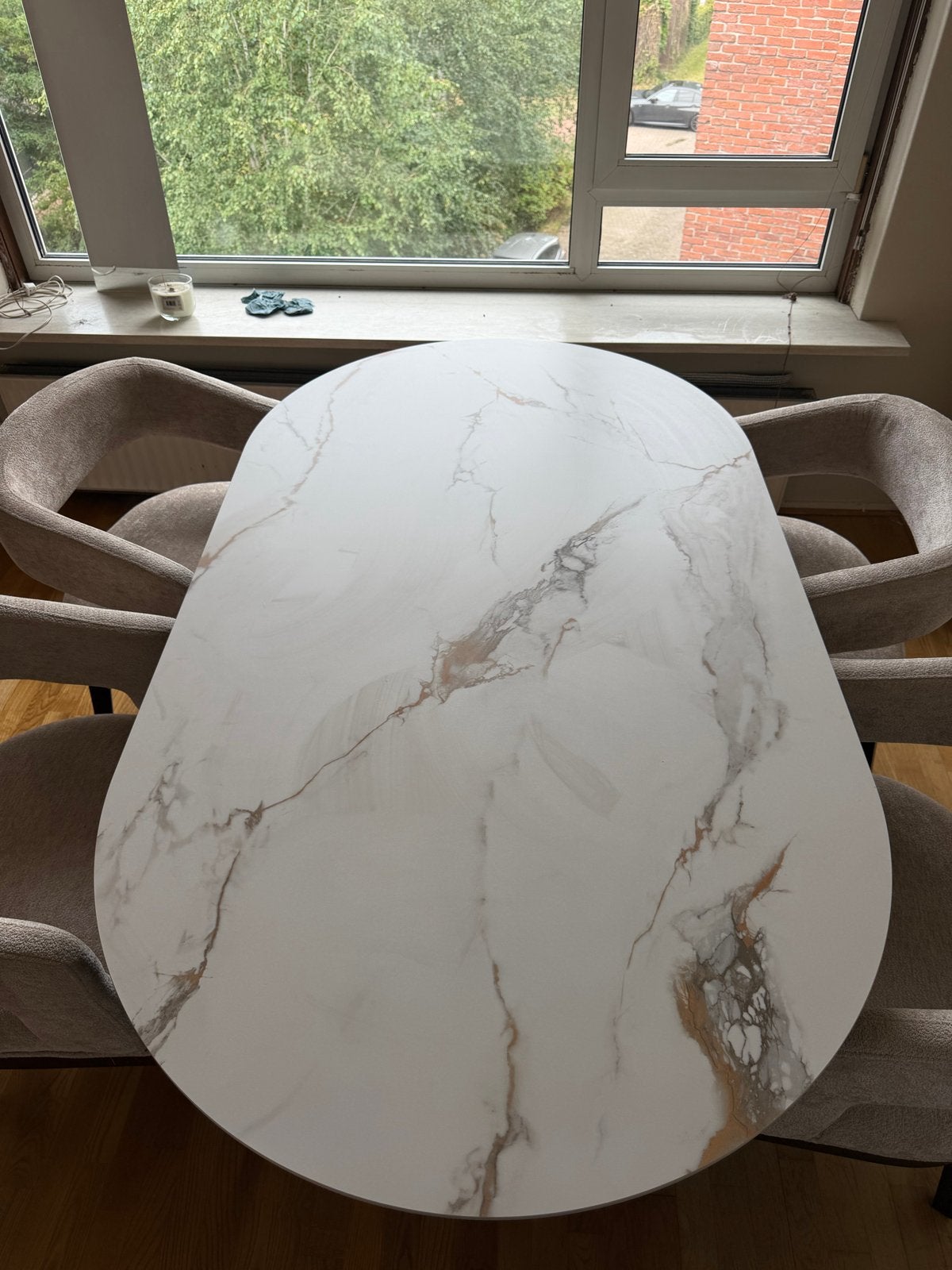 Moderne ovale eettafel met marmerlook en 4 stoelen, Ophalen, Overige materialen, 100 tot 150 cm, 50 tot 100 cm