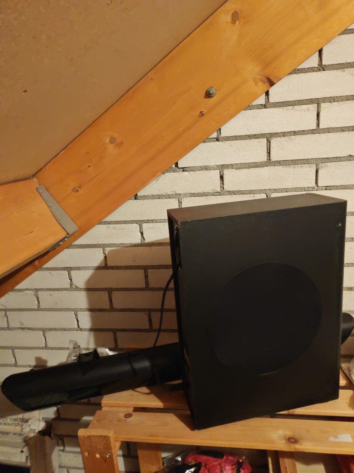 Zwarte JBL Subwoofer - Krachtige Bas voor Thuisbioscoop