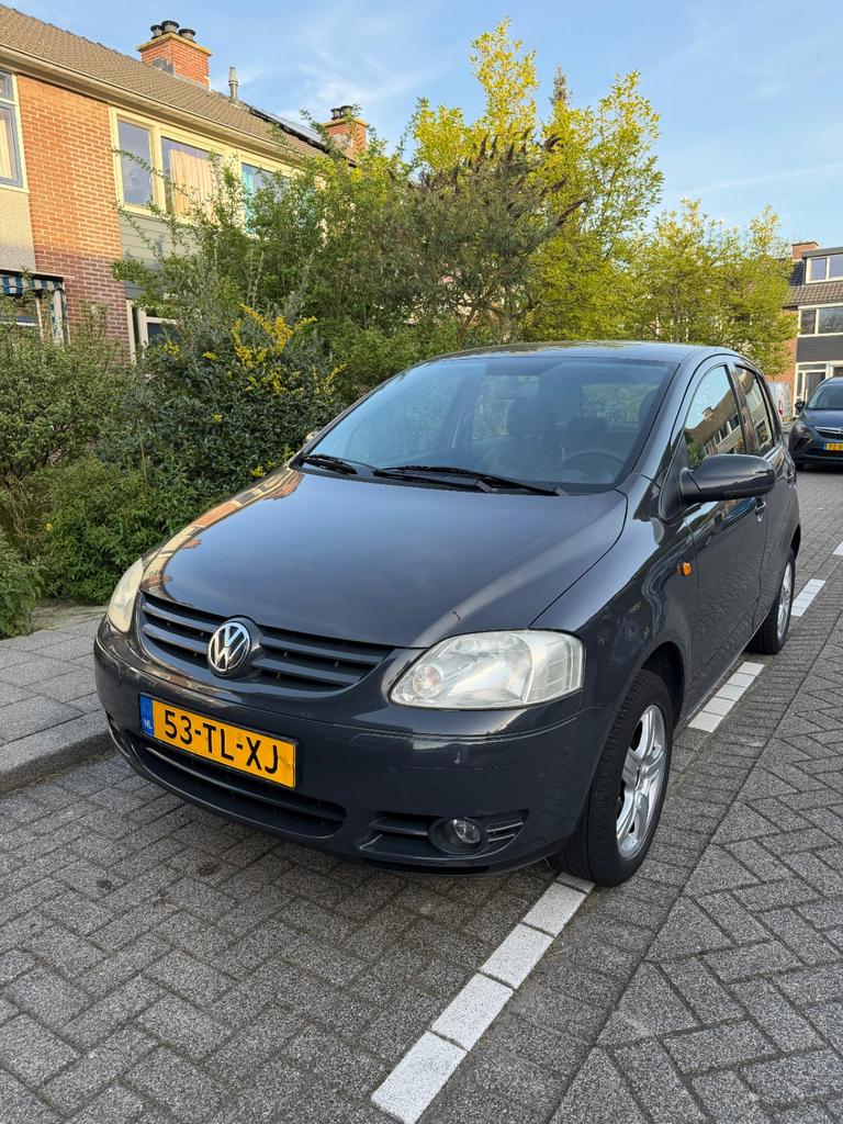 Volkswagen Fox 2005 Grijs, Auto's, Voorwielaandrijving, 40 €/maand, 1599 cc, 4 cilinders