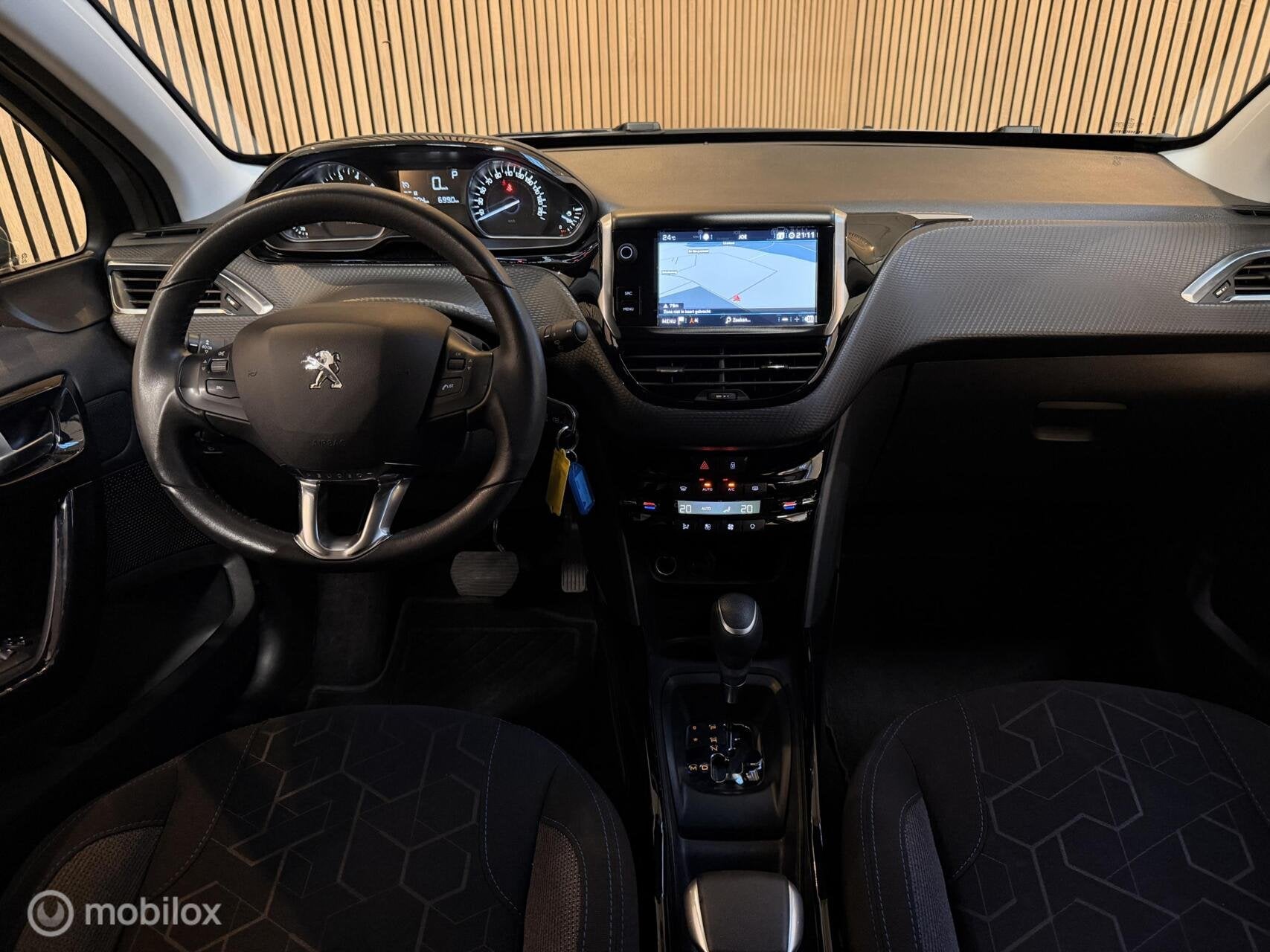 Peugeot 2008 1.2 PureTech Signature AUT CARPLAY CRUISE NAVI, Auto's, 1199 cc, 1165 kg, Bedrijf, 630 kg
