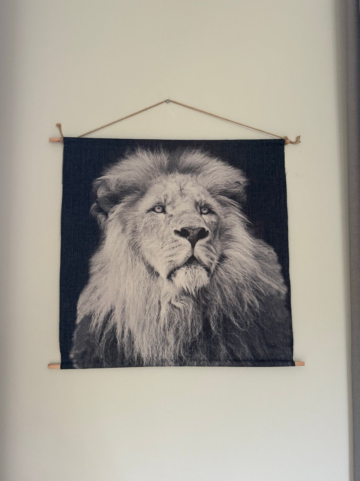 Wandkleed Leeuw Zwart-Wit - 74x80 cm, Zwart, Ophalen of Verzenden, Zo goed als nieuw, Met ophangsysteem