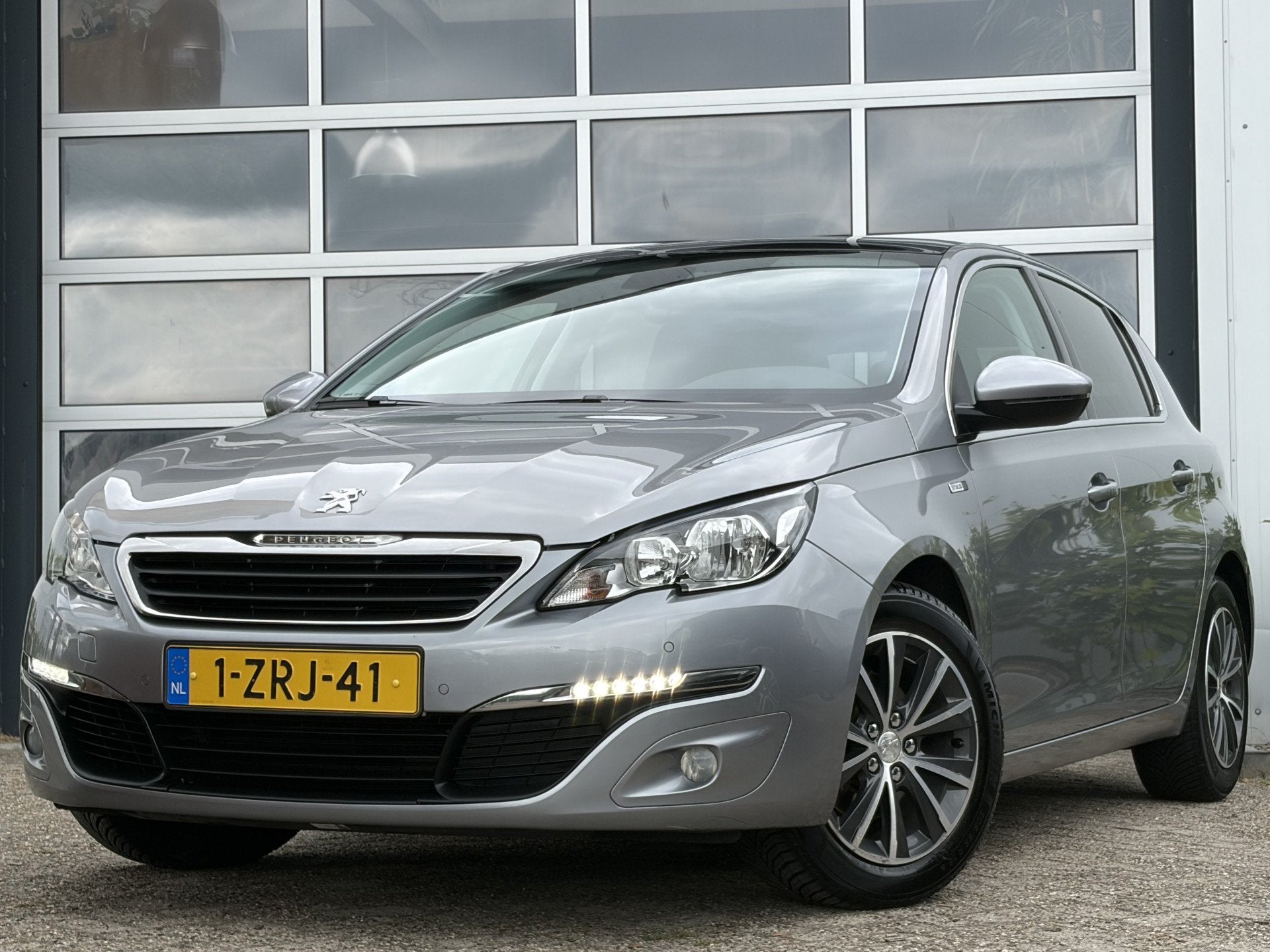 Peugeot 308 1.2 PureTech Style 131pk | Achteruitrijcamera |, Auto's, Voorwielaandrijving, Stof, Gebruikt, 49 €/maand