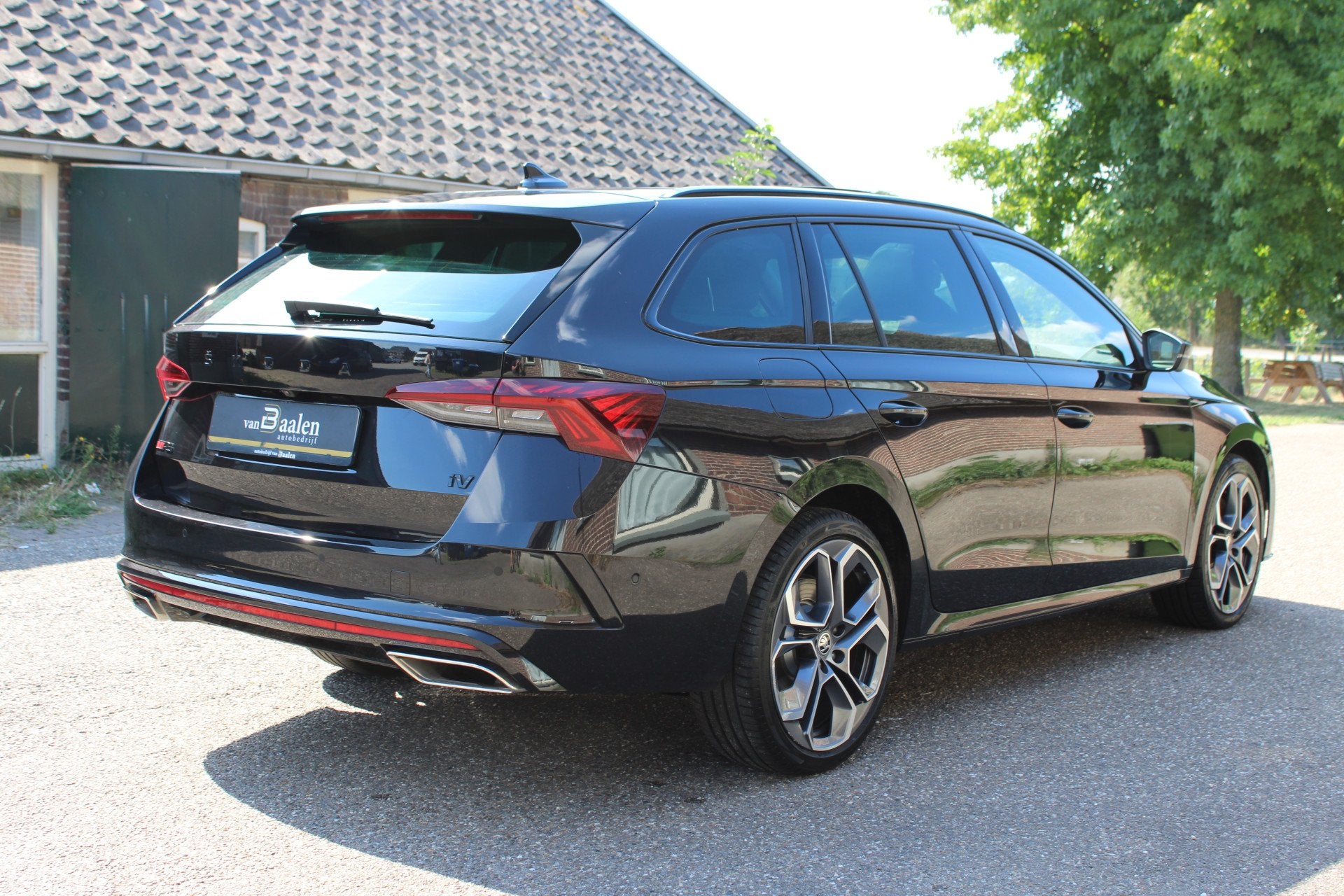 Skoda Octavia Combi 1.4 TSI RS iV PHEV SOh 93% LEER PANO LED, Auto's, Dealer onderhouden, Gebruikt, 4 cilinders, Alcantara