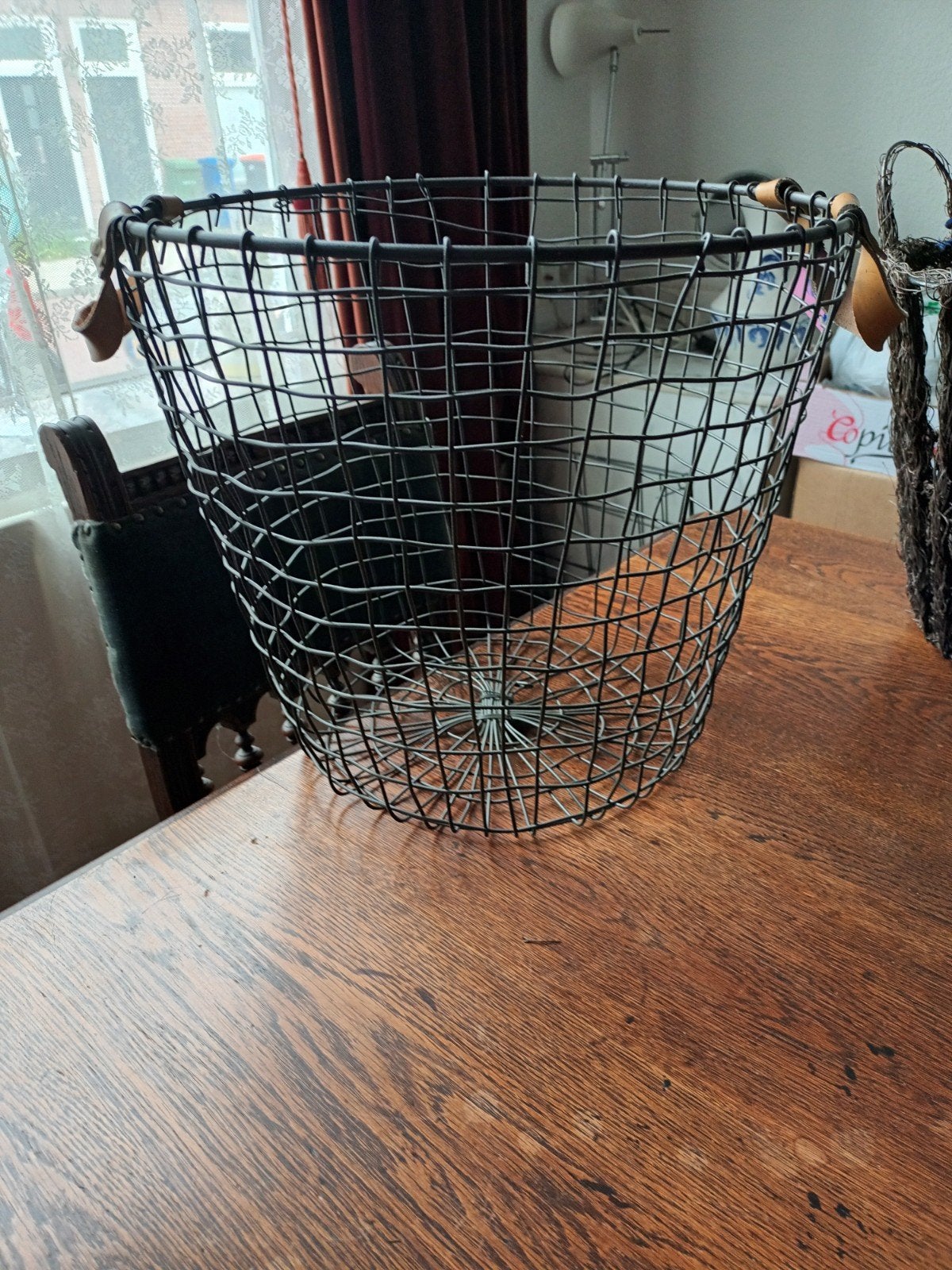 Metalen draadmand met leren handvaten., Huis en Inrichting, Woonaccessoires | Schalen en Manden, Ophalen, Met handvatten, Gebruikt
