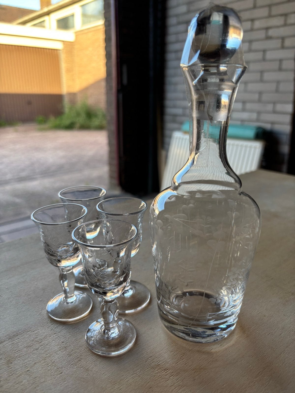 Vintage karaf met 4 borrelglaasjes - gegraveerd glas, Ophalen of Verzenden