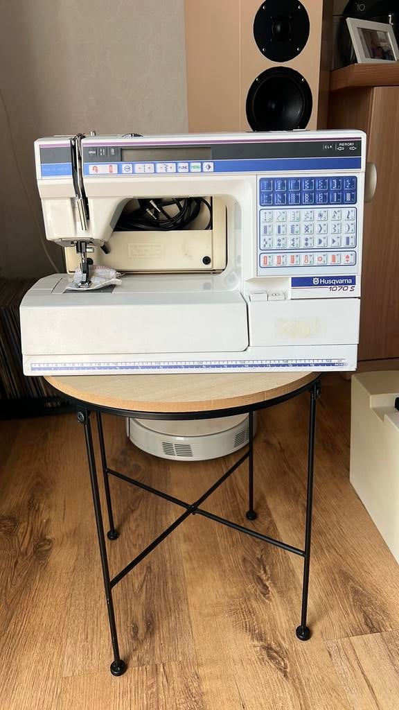 husqvarna 1070S, Ophalen of Verzenden, Zo goed als nieuw, Naaimachine, Husqvarna