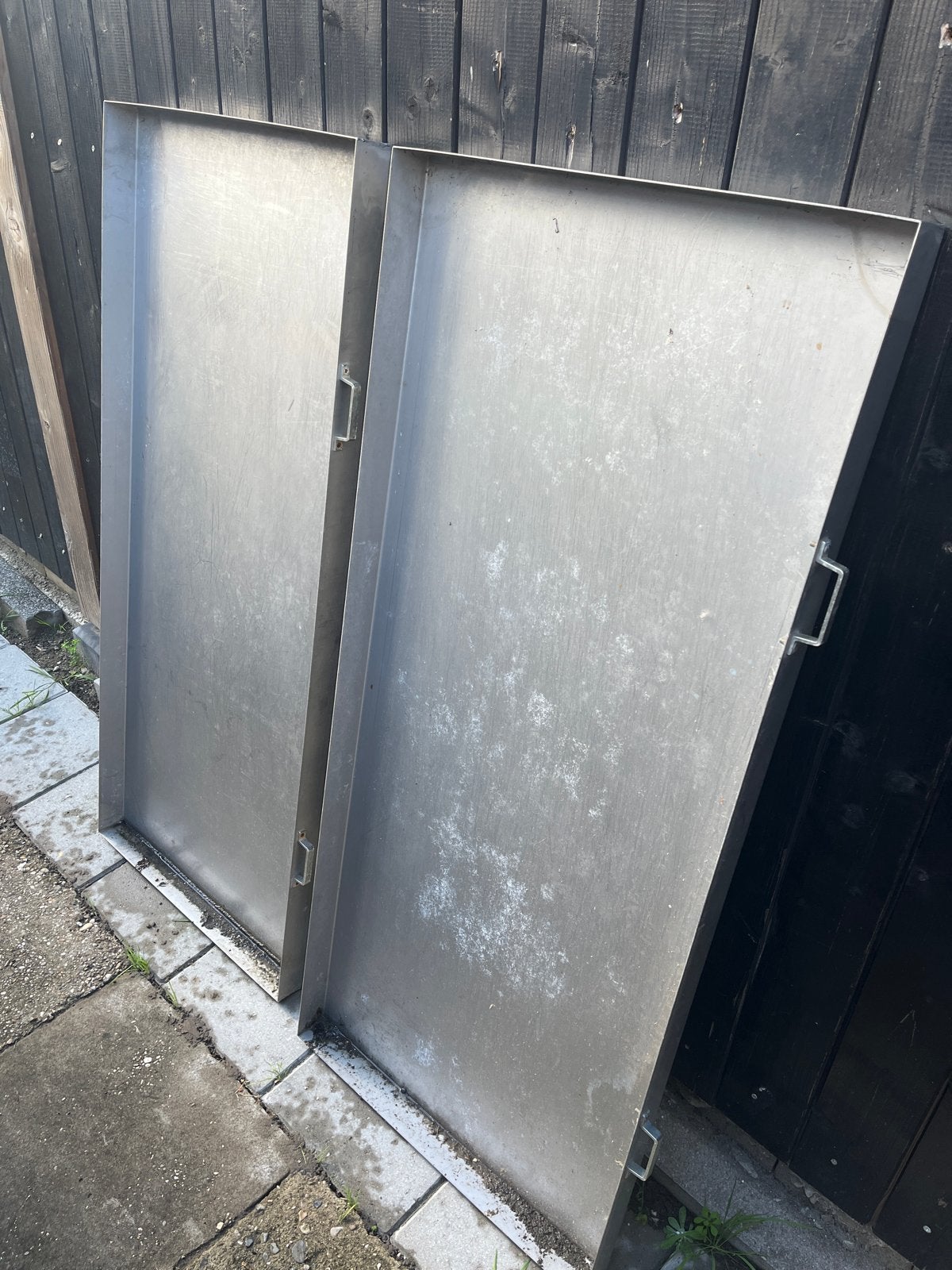 2x RVS schuiflades t.b.v. voliere.afmeting  134x59x5,5 cm, Ophalen, Gebruikt, Vogelkooi