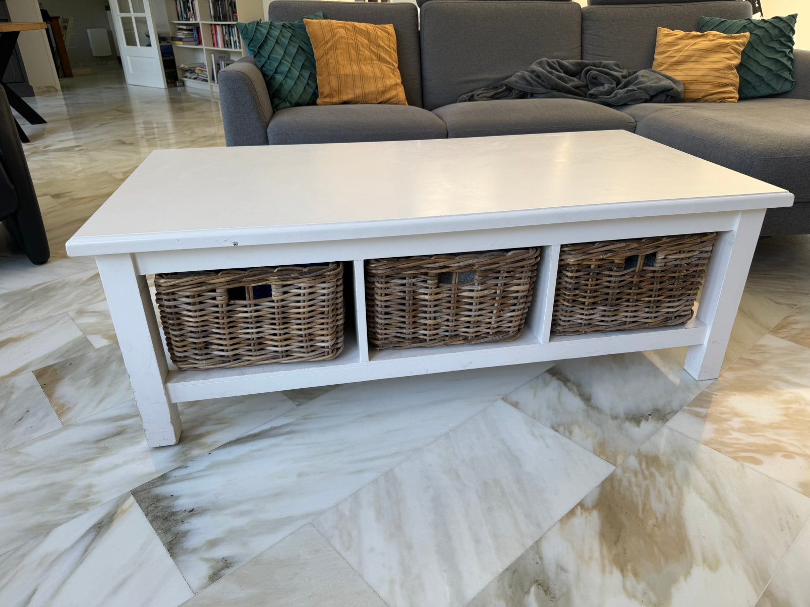 Witte salon tafel met rieten manden, Ophalen, Gebruikt, 100 tot 150 cm, 50 tot 100 cm