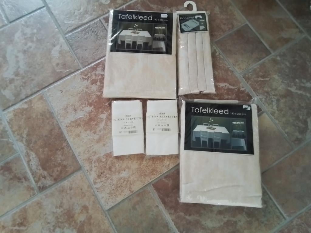 Tafellaken 2 stuks plus 4 placemat en servetten, Huis en Inrichting, Tafelkleden, Nieuw, Rechthoek, Ophalen of Verzenden