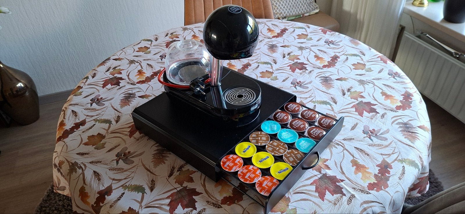 DeLonghi koffiemachine met cuphouder, Ophalen of Verzenden, Zo goed als nieuw, Koffiemachine, Koffiepads en cups