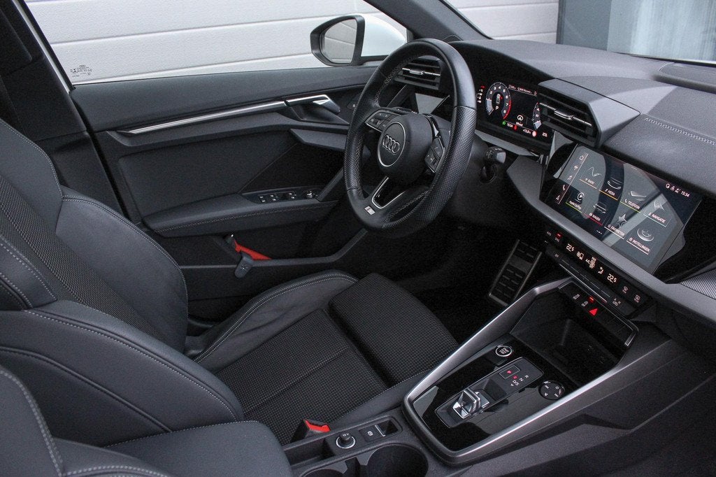 Audi A3 Limousine 30 TFSI automaat S Edition | 12 maanden ga, Auto's, Audi, Gebruikt, Met garantie (alle), Leder en Stof, Origineel Nederlands