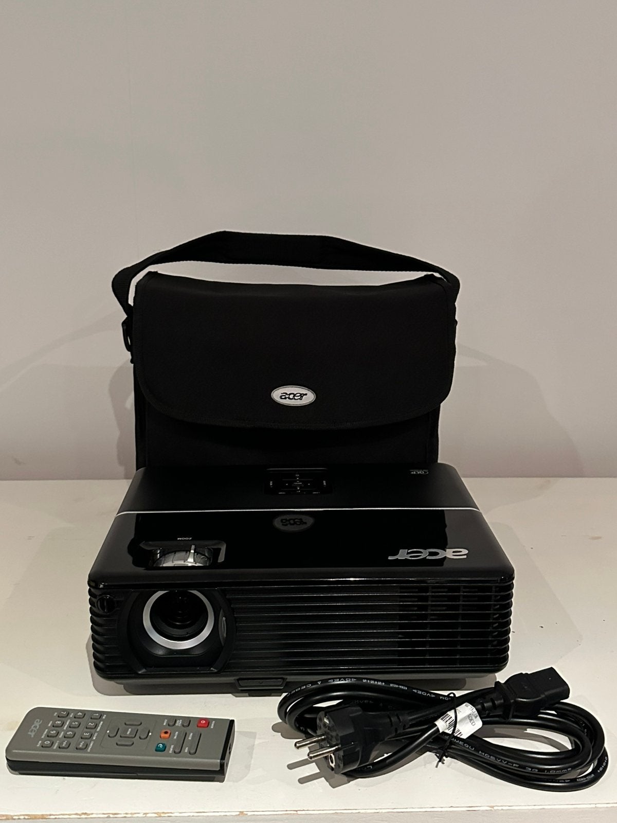 Defecte Acer P1165 beamer met afstb, draagtas en stroomkabel, Ophalen, Zo goed als nieuw, DLP, Acer