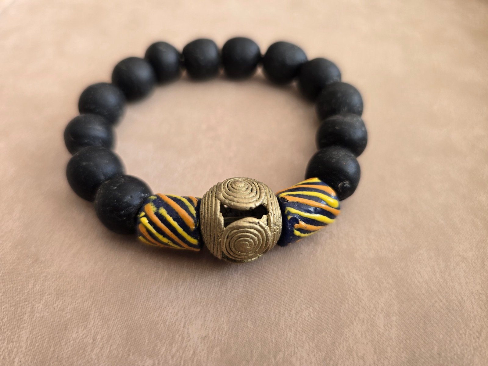 Kralenarmband met matte zwarte glazen kralen uit Ghana, Overige materialen, Zwart, Nieuw, Ophalen of Verzenden