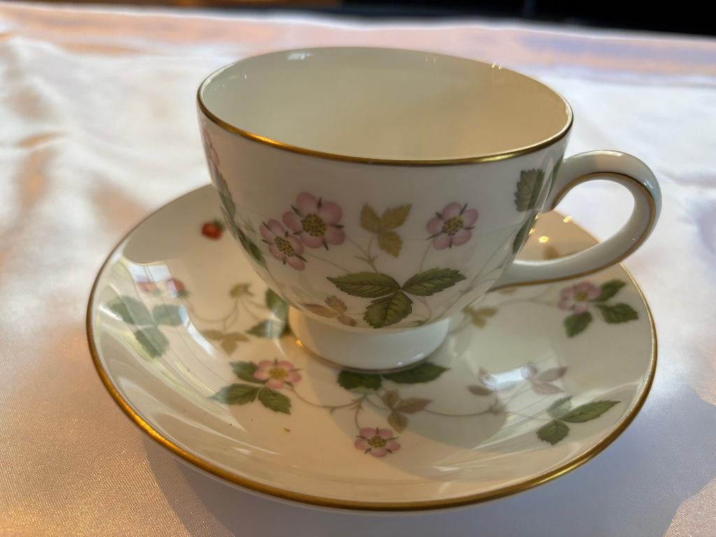 Wedgwood theekopje met bijpassende schotel in bloemenmotief, Ophalen of Verzenden, Zo goed als nieuw, Porselein, Kop(pen) en/of Schotel(s)