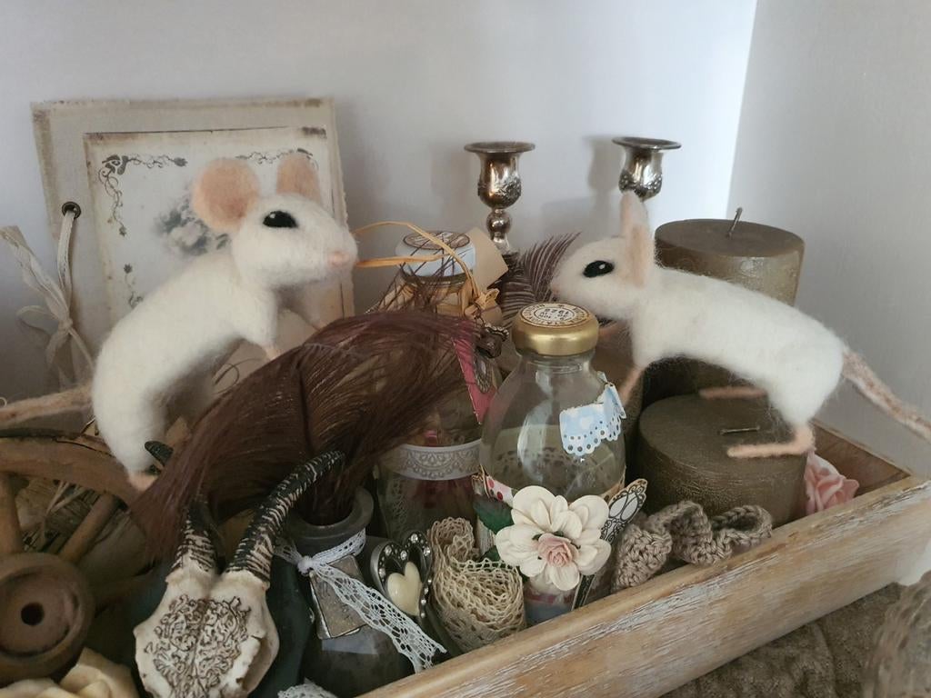 Schattige genaaldvilte muisjes in het wit handgemaakt!, Ophalen of Verzenden, Nieuw, Figuurtje(s), Wolvilt
