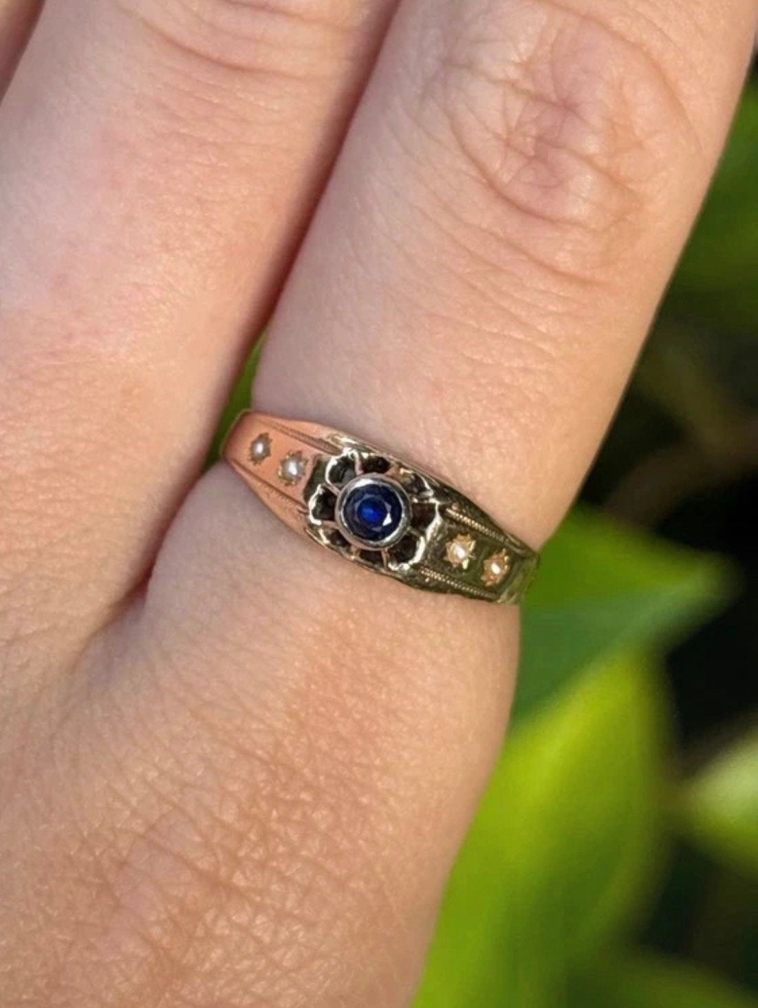 14 karaat gouden ring met blauwe steen en zaadpareltjes, Met edelsteen, Verzenden, Zo goed als nieuw, 17 tot 18