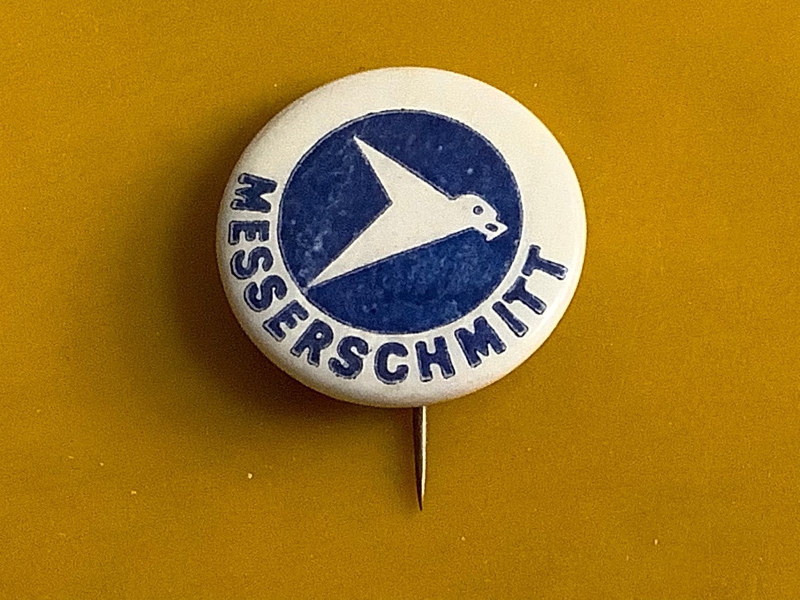 Speldje Messerschmitt auto’s vliegtuigen, Ophalen of Verzenden, Gebruikt, Merk, Speldje of Pin