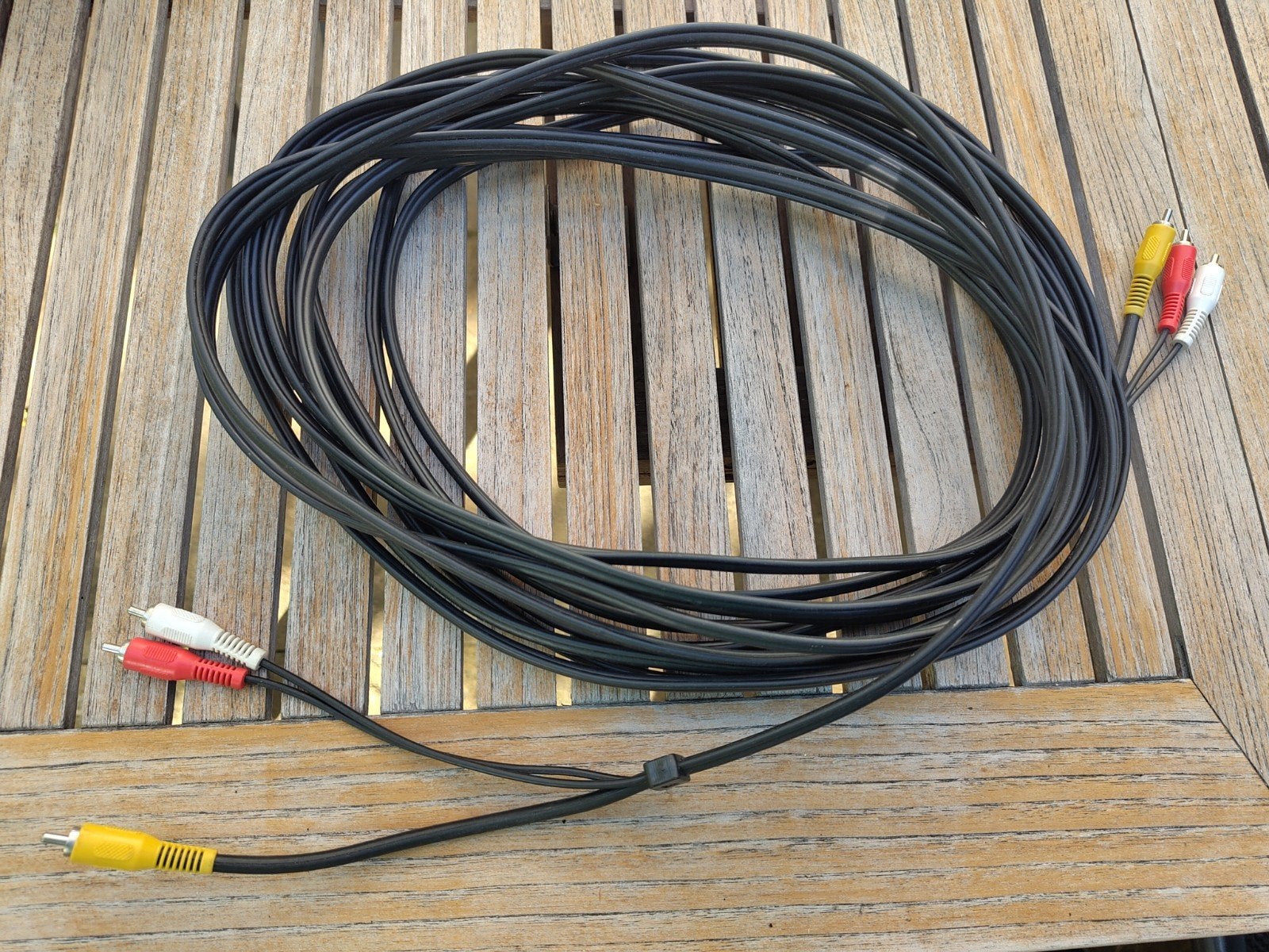 Audio visuele kabel 10 meter met tulp stekkers, Audio, Tv en Foto, Audiokabels en Televisiekabels, Ophalen of Verzenden, Zo goed als nieuw