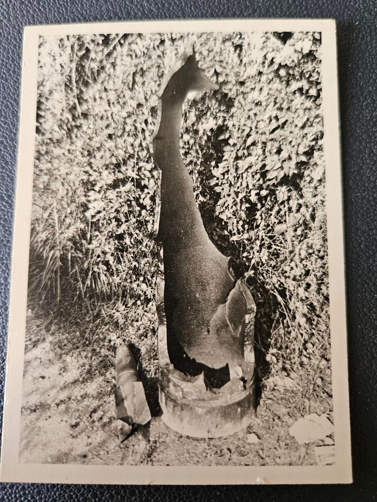 100%origWo2 foto van een kapotte bom-huls+ mortier-granaat, Verzenden, Duitsland, Foto of Poster