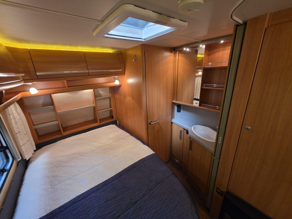 Foto 11 van Fendt Saphir 445 TFB 2012 / Frans bed/ Rondzit/ Mover