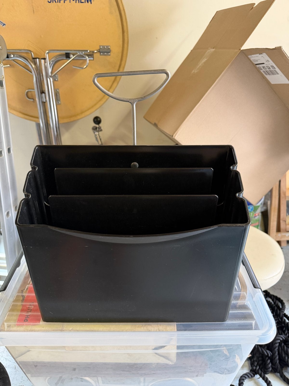 Vintage Krantenbak / Lectuurbak - Made in Italy, Meerdere vakken, Gebruikt, Kunststof, Krantenbak