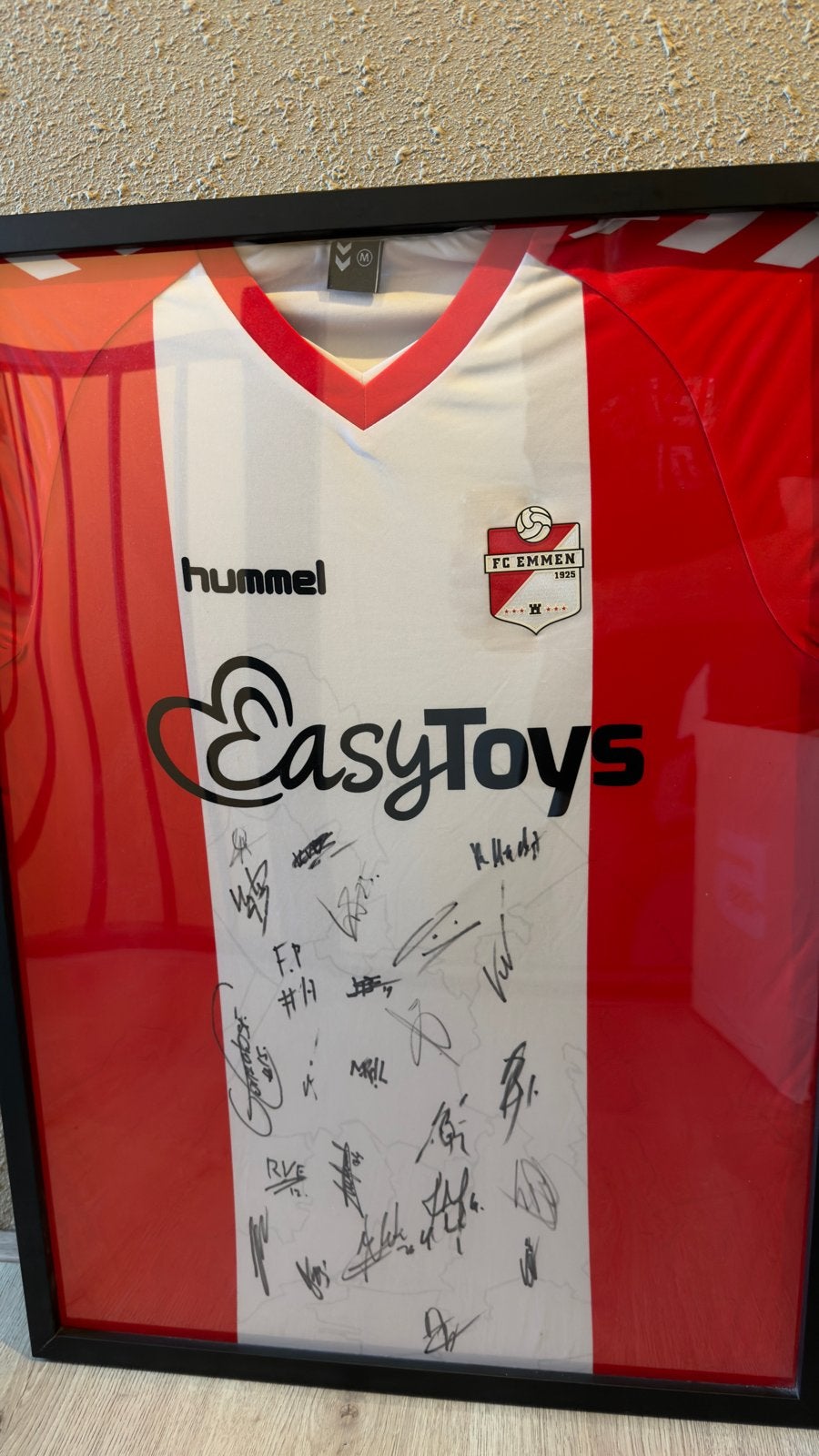 Gesigneerd FC Emmen 22/23 Shirt in Lijst, Ophalen of Verzenden, Nieuw, Overige binnenlandse clubs, Shirt