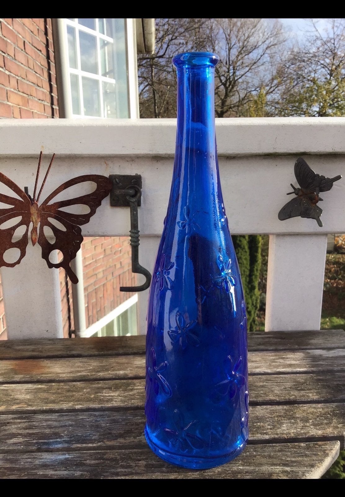 Blauwe glazen fles met bloemen patroon. Van IKEA, blauw glas, Ophalen of Verzenden, Zo goed als nieuw