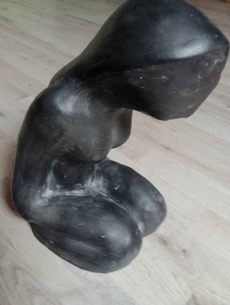 Stenen beeldje knielende vrouw, Ophalen