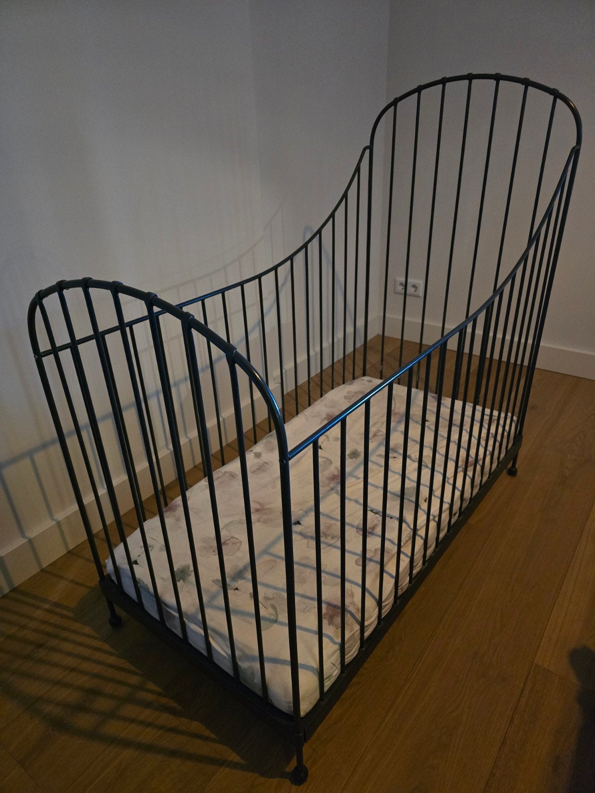 IJzeren ledikant, in hoogte verstelbaar (incl. matras), Kinderen en Baby's, Babywiegjes en Ledikanten, Ophalen, Gebruikt, Ledikant
