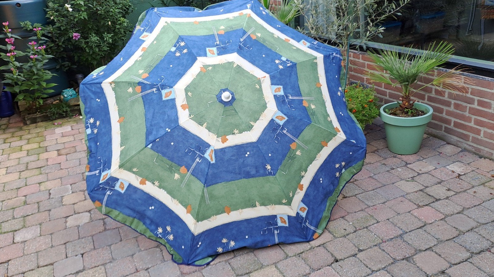 Parasol met vrolijk patroon - Zo goed als nieuw, Tuin en Terras, Ophalen, Onbekend, Zo goed als nieuw, 1 tot 2 meter