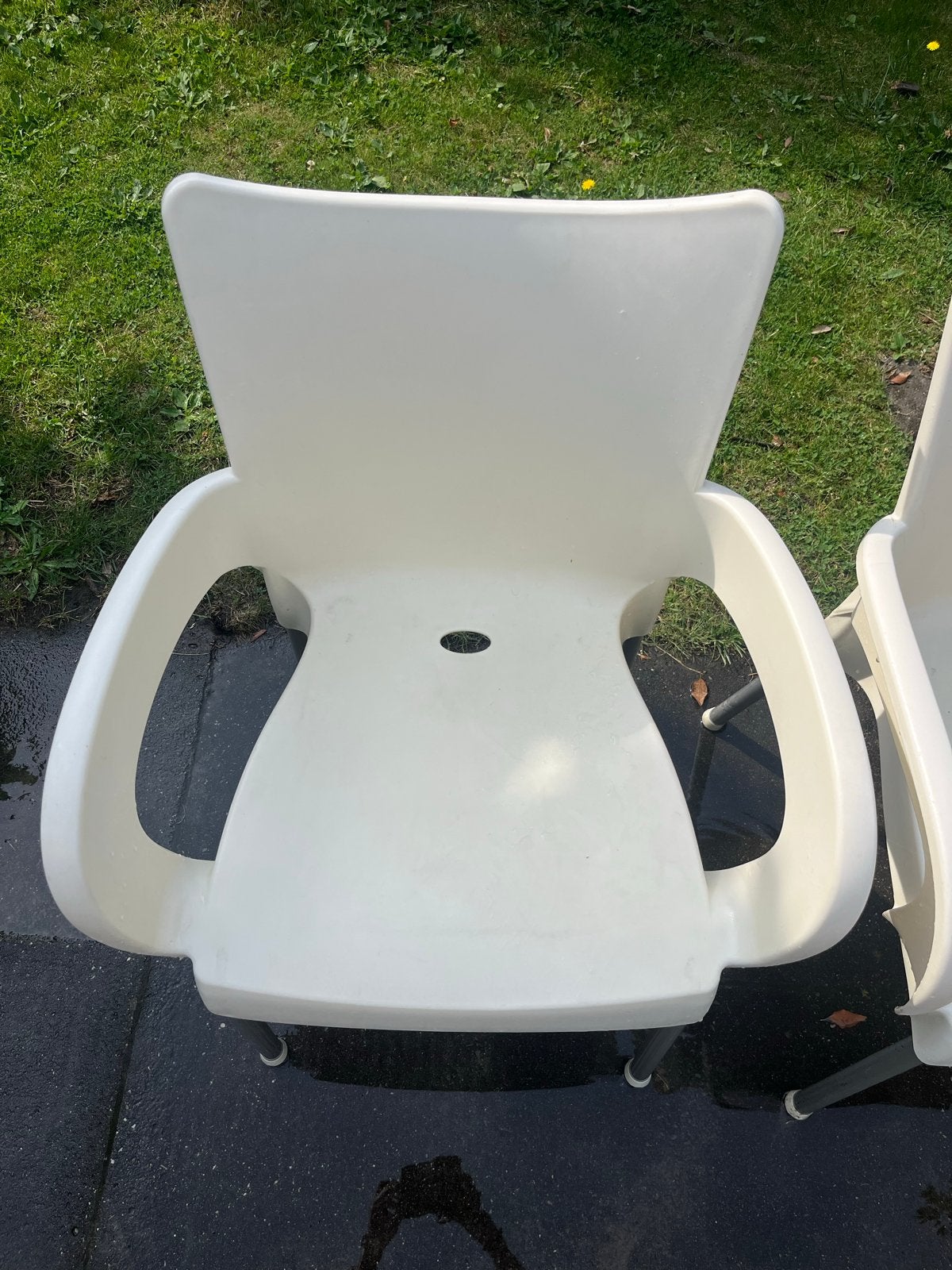 Twee witte Siesta tuinstoelen, Ophalen, Gebruikt, Kunststof