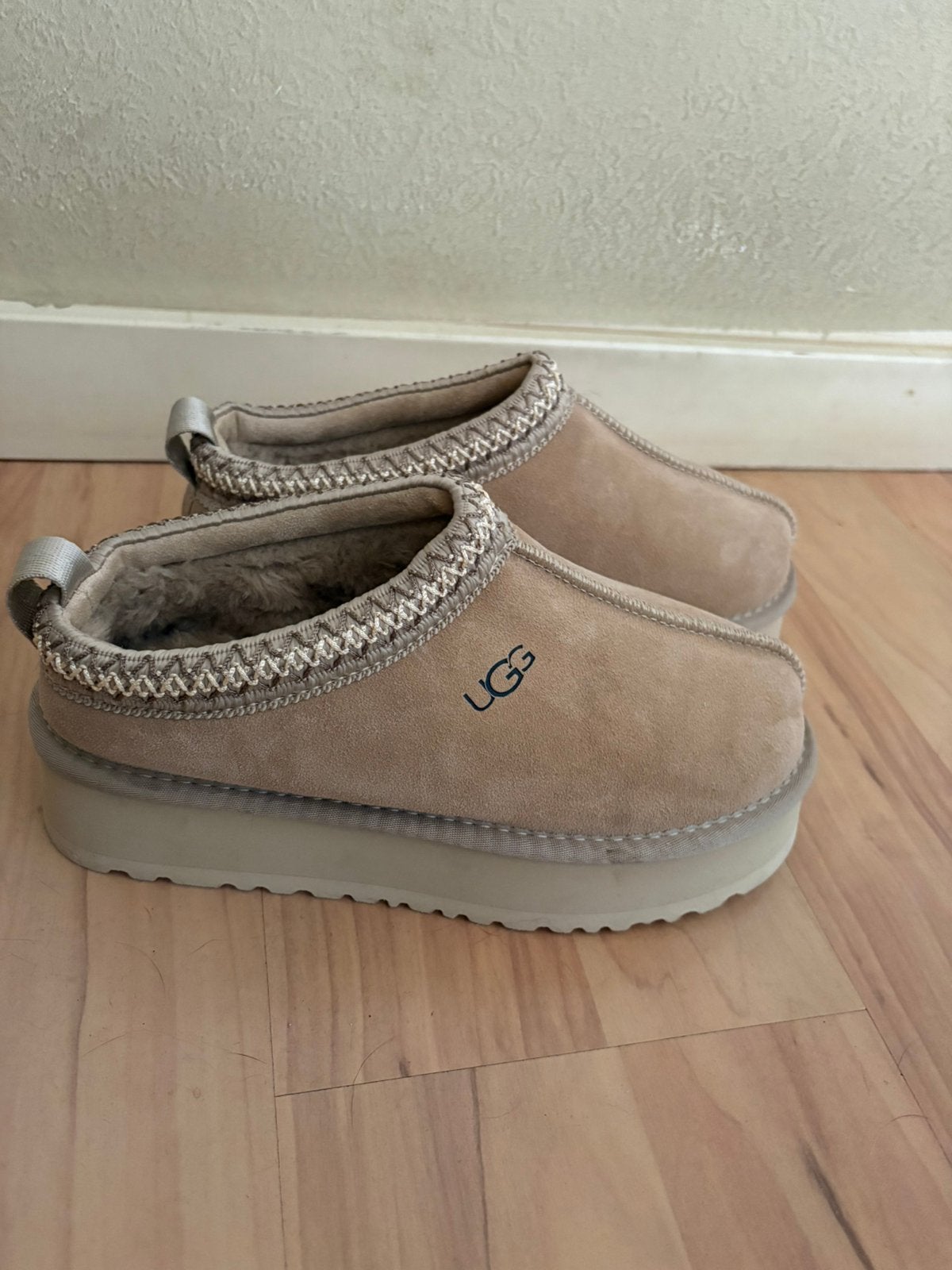 Nieuw zandkleur Ugg Tasman platform instappers mt 38, Nieuw, Ophalen of Verzenden, Instappers, Beige