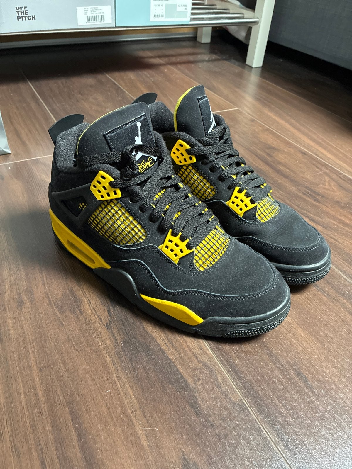 Jordan 4 Retro Thunder - Maat 43 - Zo goed als nieuw, Ophalen of Verzenden, Zo goed als nieuw, Zwart, Sneakers of Gympen